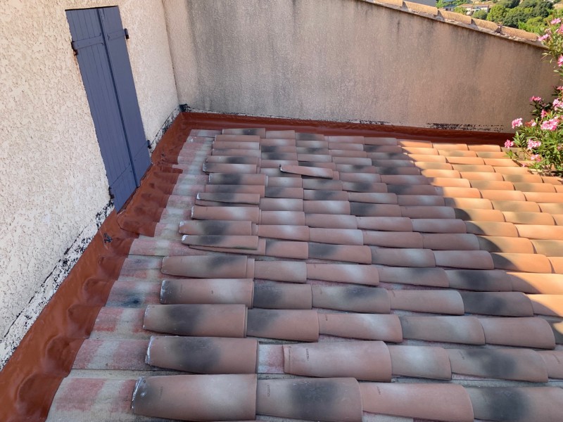 Changement de solin d’étanchéité plomb sur toiture tuile à Marseille