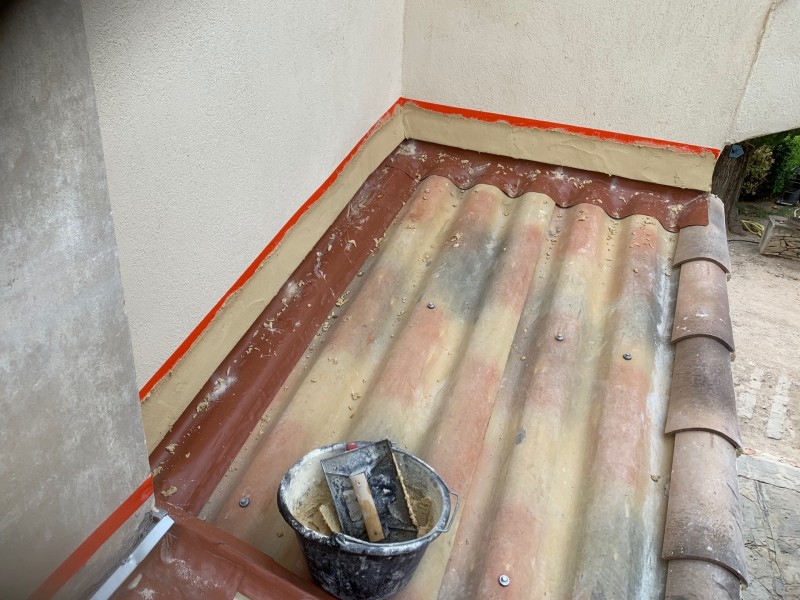 Pose d’un solin souple type Wakaflex sur toiture PST avec raccord de l’enduit à saint cyr sur mer dans le Var en région PACA