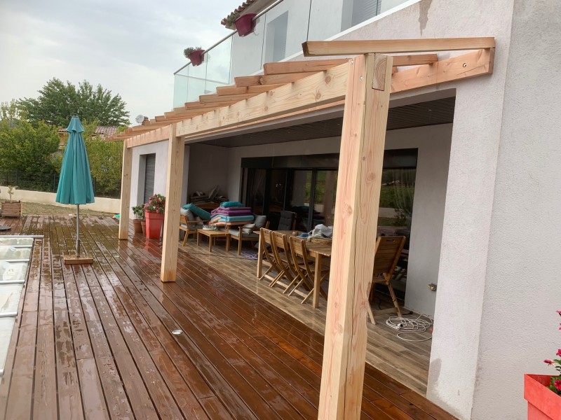 Fabrication et pose d’un appentis en bois Douglas avec couverture en tuile plein sud