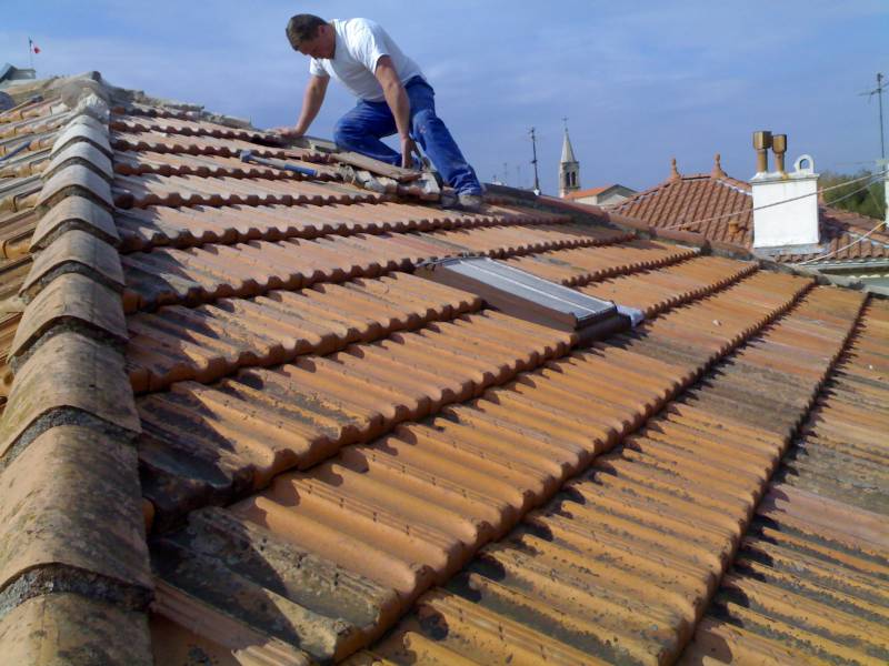 Rénovation de toiture par application de résine hydrofuge coloré a La Seyne Sur Mer