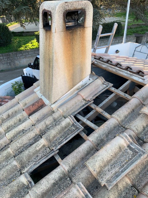 Remplacement de cheminée par un conduit de cheminée Poujoulat Avec gaine et conduit isolé double peau pour mise en conformité À la Seyne-sur-Mer dans le Var