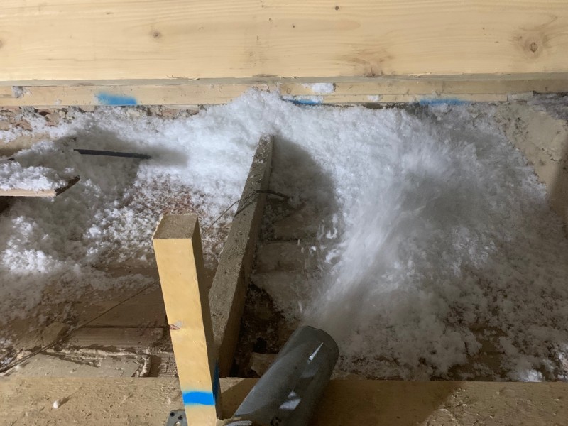 Isolation des combles perdu en laine de verre soufflée à saint mandrier dans le Var