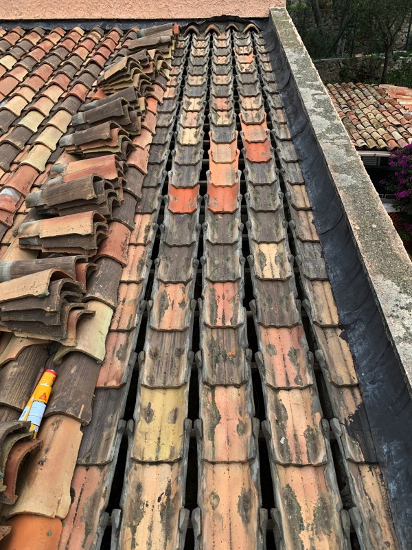 Couvreur pour réparation de toiture tuile Provencale et tuile canal stop à six fours les plages dans le var