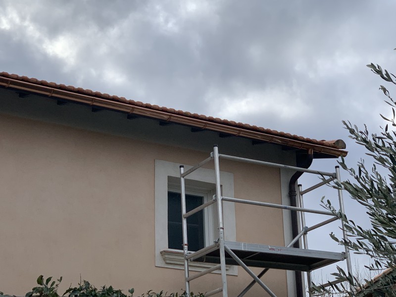 Pose de gouttière en cuivre sur toiture tuile Romane à la Seyne sur Mer 83500