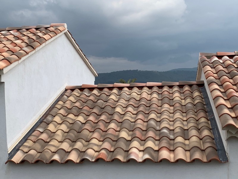 Réfection des faîtage sur toiture tuiles plein sud cause envollement des faîtières suite à une tempête de vent à la Cadière d’Azur dans le Var