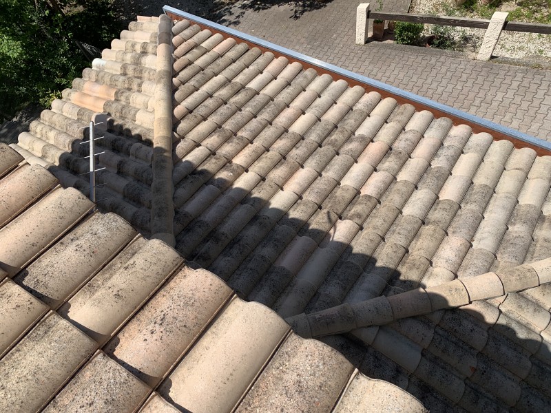 Couvreur pour Traitement Anti-Mousse sur Toiture en Tuile Romane à Six Fours les Plages