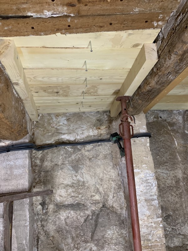 problème de termites sur plancher bois dans une cave à la cadière d’azur