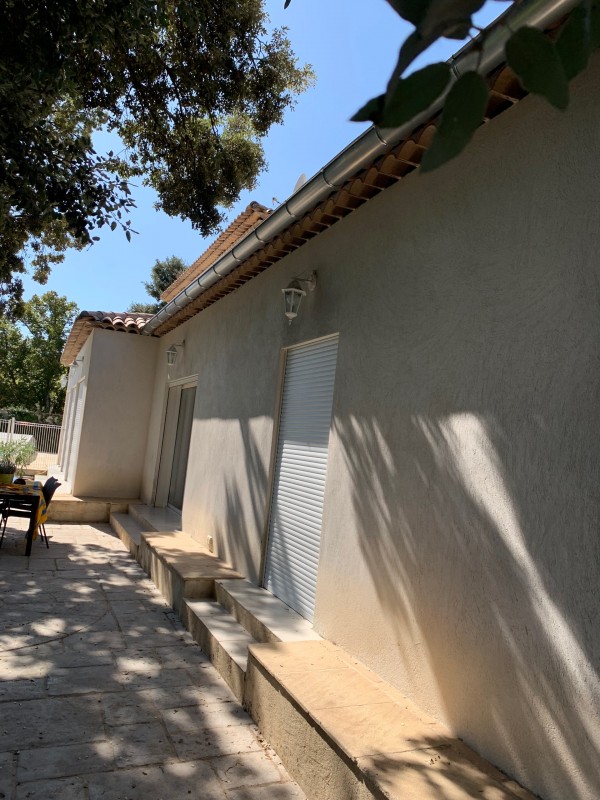 Pose de gouttière zinc sur toiture tuiles canal avec récupérateur d’eau à saint Maximin la sainte Baume dans le Var