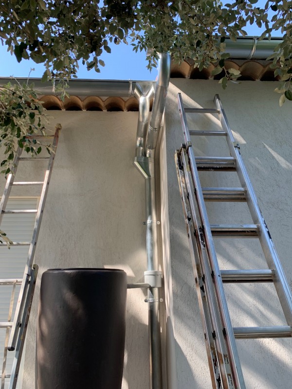 Pose de gouttière zinc sur toiture tuiles canal avec récupérateur d’eau à saint Maximin la sainte Baume dans le Var