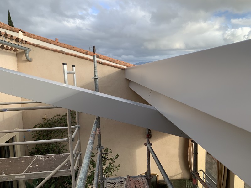 Travaux de Pose de Couvertine en Aluminium Laqué avec traitement contre les fourmis charpentière 

