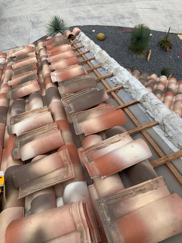 Rénovation de toiture tuile plein sud avec panneaux solaires à la cadière d’azur dans le Var