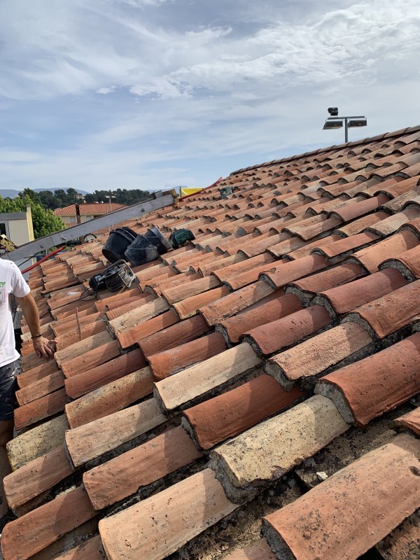 Remplacement de toiture en tuile canal provençale à La Cadière-d’Azur (83740) – Couvreur professionnel et entreprise familiale de couverture