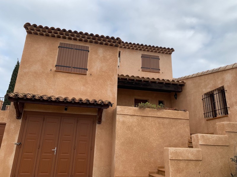 Nettoyage, traitement anti-mousse et hydrofuge de toiture, façade à Hyeres les palmiers 83400