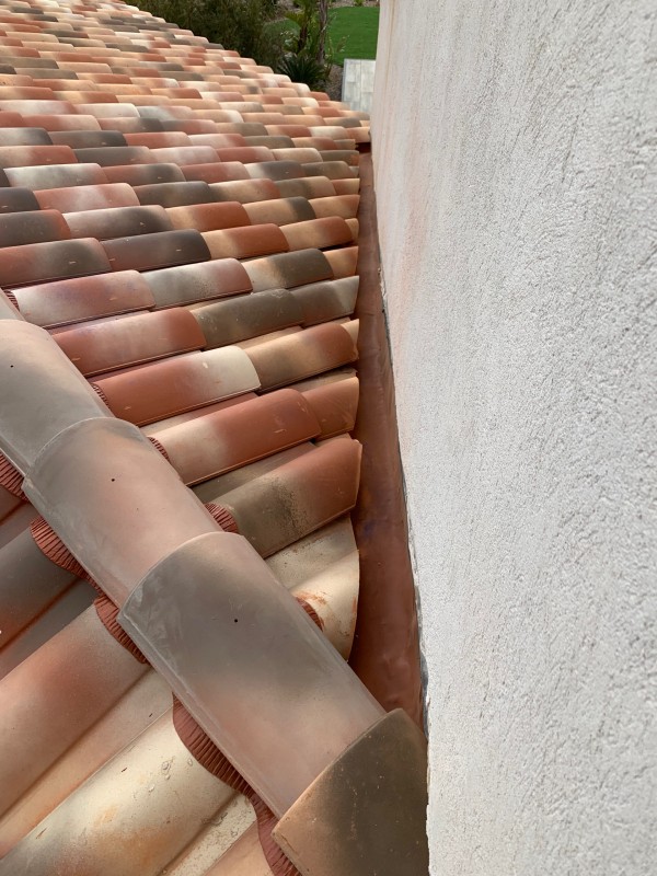 réfections de noue en zinc par des noue en Wakaflex Sur une toiture tuile plein sud à Saint-Cyr-sur-Mer dans le Var