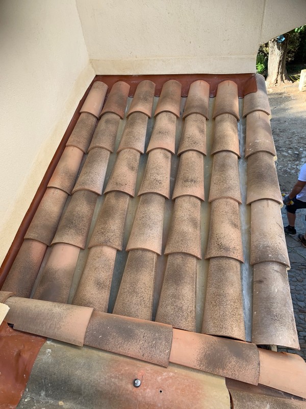 Pose d’un solin souple type Wakaflex sur toiture PST avec raccord de l’enduit à saint cyr sur mer dans le Var en région PACA