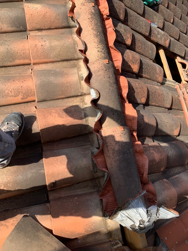 Reprise d’étanchéité sur faîtage et solin sur toiture tuile Romane à la Ciotat