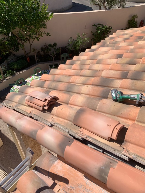 Changement d’une rive en tuiles canal bâti sur une maison Phœnix, France confort à Marseille Par une rive en tuiles à rabat à sec