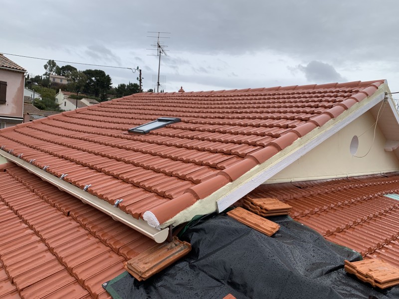 pose de bâche sur toiture tuile plate de Marseille cause de fuite à la seyne sur mer 83500