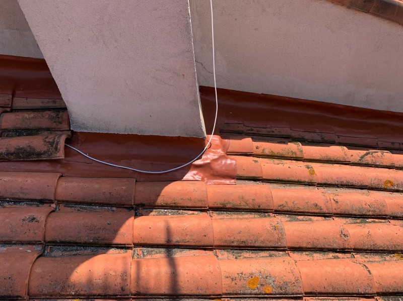 Couvreur pour pose de solin souple Wakaflex sur toiture tuile à Marseille 13012