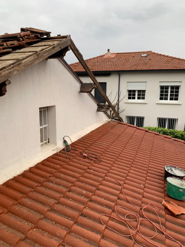Réparation des tuiles de rive bâti par des tuiles de rive à rabat dans le VAR
