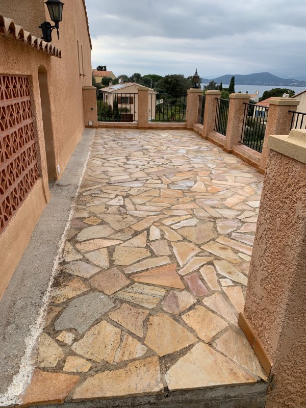 Nettoyage, traitement anti-mousse et hydrofuge de toiture, façade à Hyeres les palmiers 83400