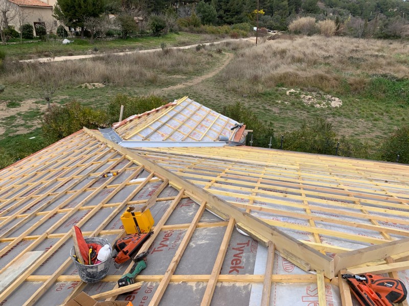 Pose d’une charpente en fermette 4 pans sur une maison de plein pied à la Cadiere d’azur dans le Var par Chatelain charpentier couvreur