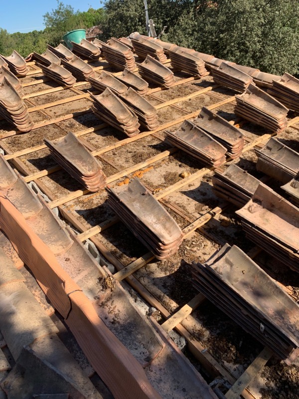 Réfection et remplacement de  toiture tuile canal à tenon par une toiture en Plaque soutuile(PST) et tuile canal a Sanary sur mer dans le Var en région Sud PACA