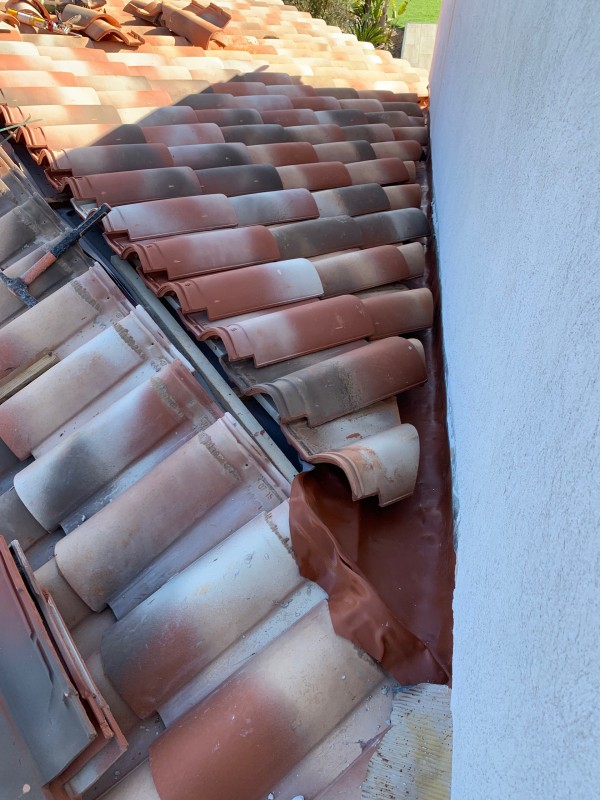réfections de noue en zinc par des noue en Wakaflex Sur une toiture tuile plein sud à Saint-Cyr-sur-Mer dans le Var