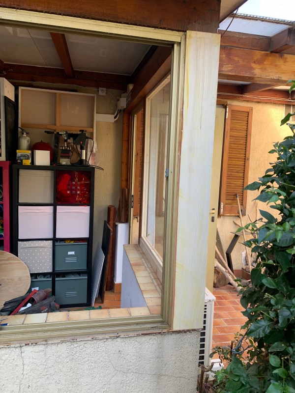 Réparation, remplacement de poteaux et cadre en bois sur une véranda bois extérieur à Toulon quartier Saint-Jean dans le Var, suite à une attaque de fourmis Charpentière et de termites
