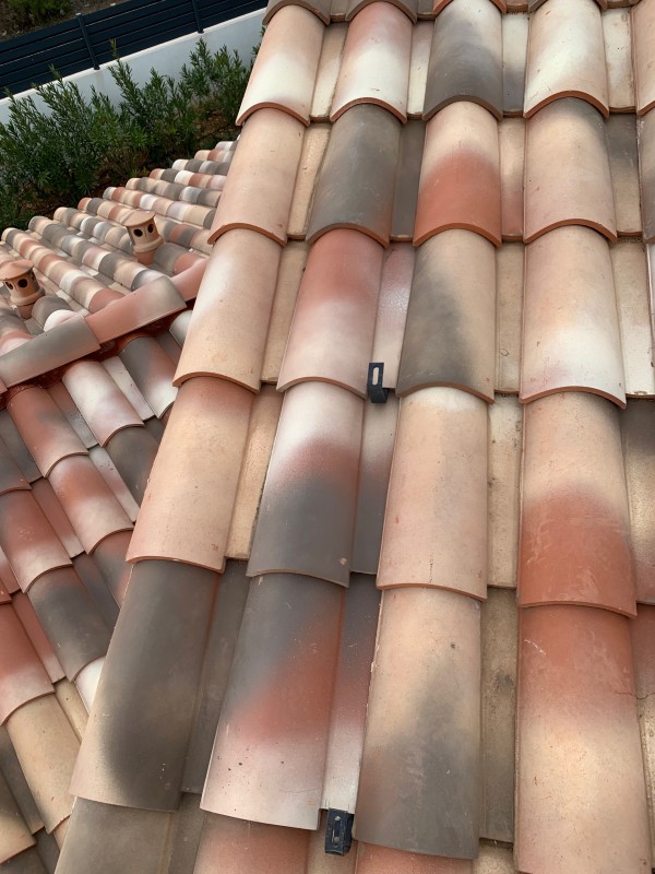 Révision de toiture tuile plein sud sous des panneaux solaires thermiques et photovoltaïques À la Cadière d’Azur dans le Var