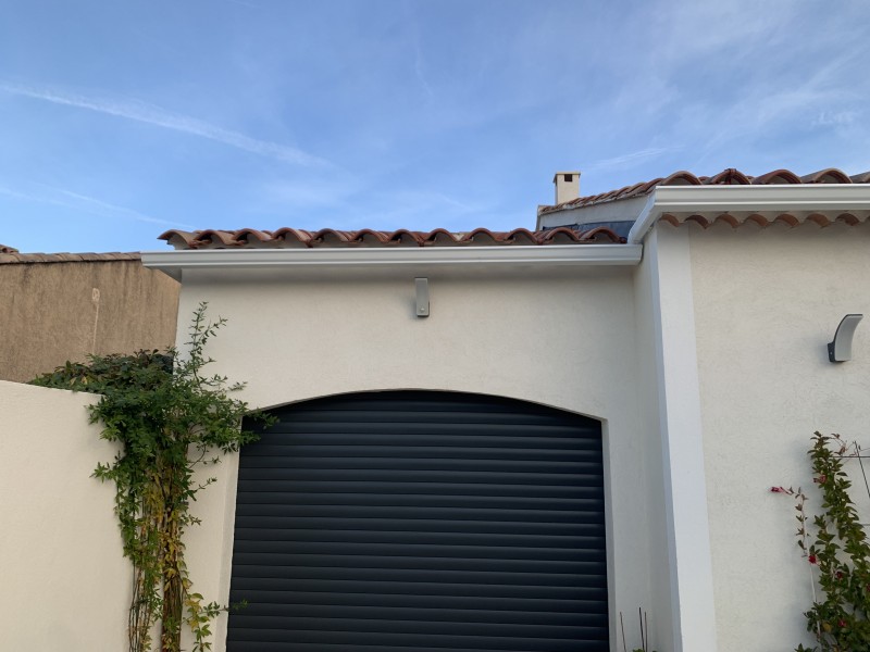 Pose de gouttière Aluminium forme corniche sur toiture tuile abeille à Saint Cyr Sur Mer 83270