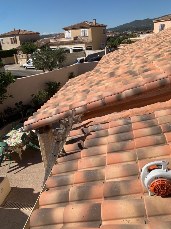 Changement d’une rive en tuiles canal bâti sur une maison Phœnix, France confort à Marseille Par une rive en tuiles à rabat à sec