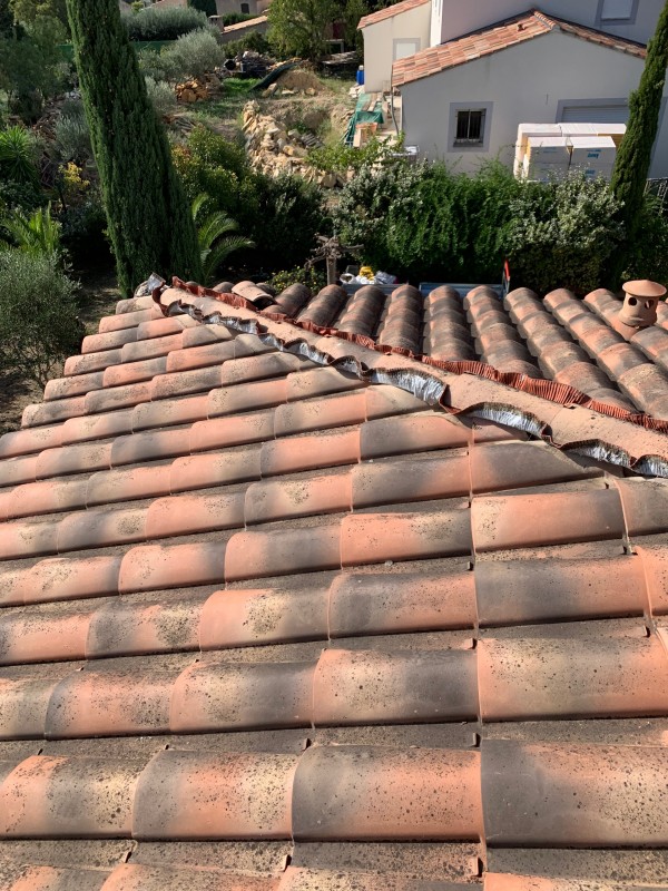 Reprise d’étanchéité sur faîtage et solin sur toiture tuile Romane à la Ciotat