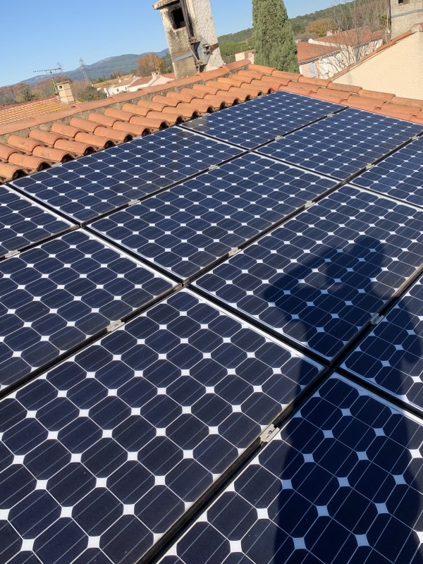 Couvreur pour réparation de fuites sur panneaux solaires photovoltaïques à la Crau dans le var