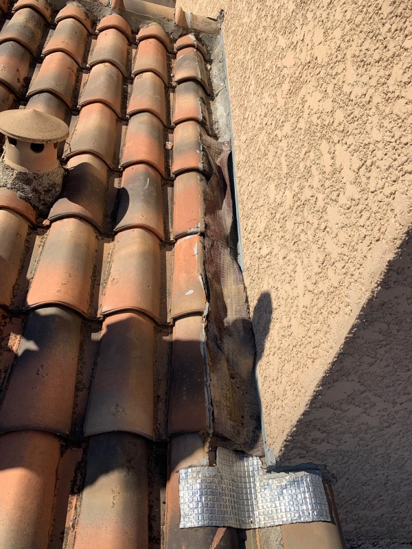 Changement de solin d’étanchéité plomb sur toiture tuile à Marseille