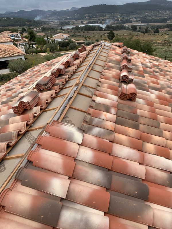 Rénovation de toiture tuile plein sud avec panneaux solaires à la cadière d’azur dans le Var