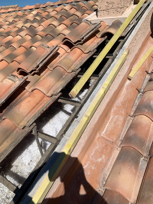 Changement d’une rive en tuiles canal bâti sur une maison Phœnix, France confort à Marseille Par une rive en tuiles à rabat à sec