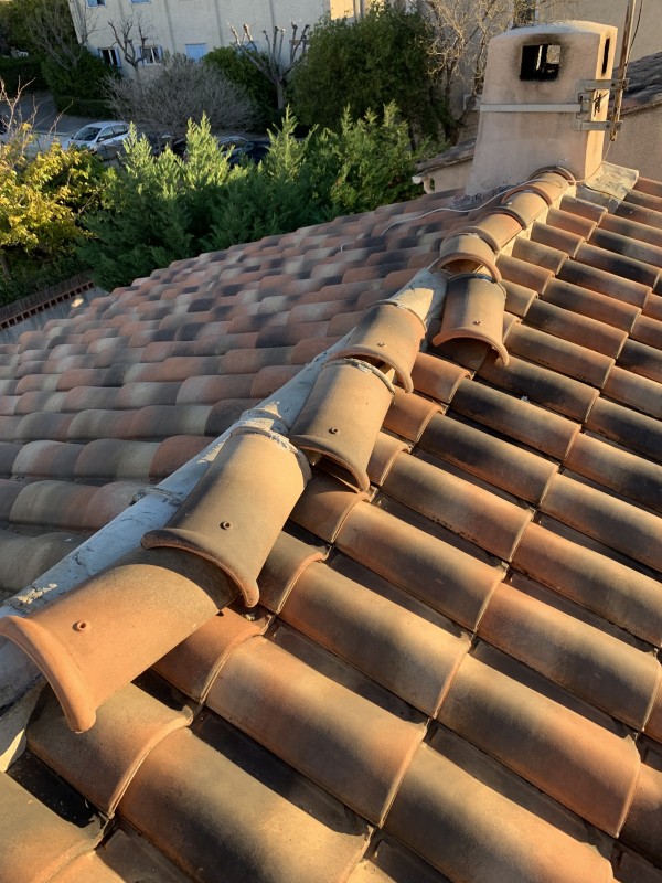 Couvreur pour mise en sécurité de
toiture tuile Abeille suite à intempéries de vent à la Ciotat 13600