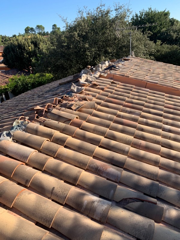 Réfection et remplacement de  toiture tuile canal à tenon par une toiture en Plaque soutuile(PST) et tuile canal a Sanary sur mer dans le Var en région Sud PACA
