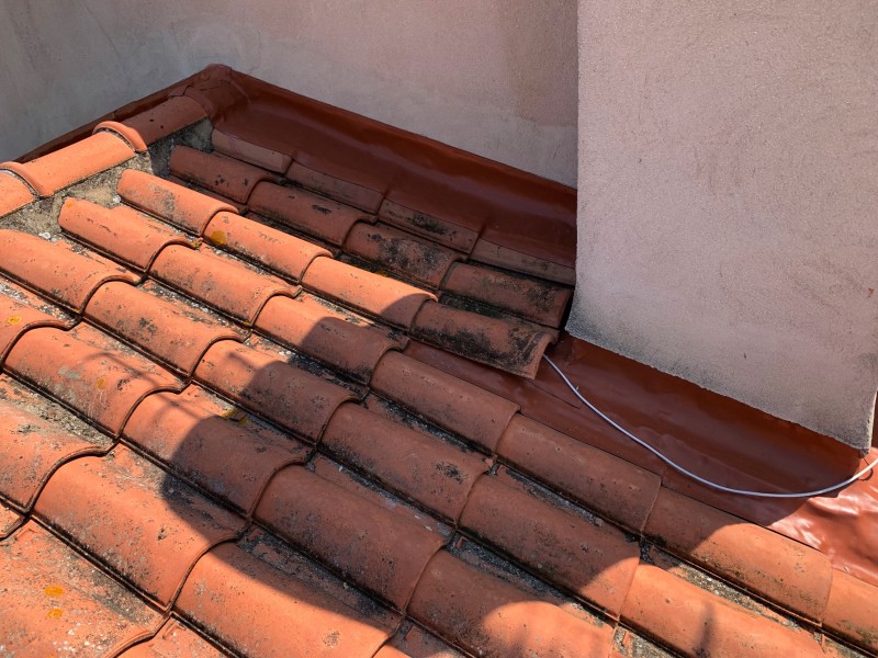 Couvreur pour pose de solin souple Wakaflex sur toiture tuile à Marseille 13012