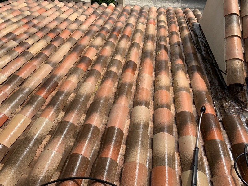 Nettoyage de toiture tuile canal provençale à Toulon dans le Var