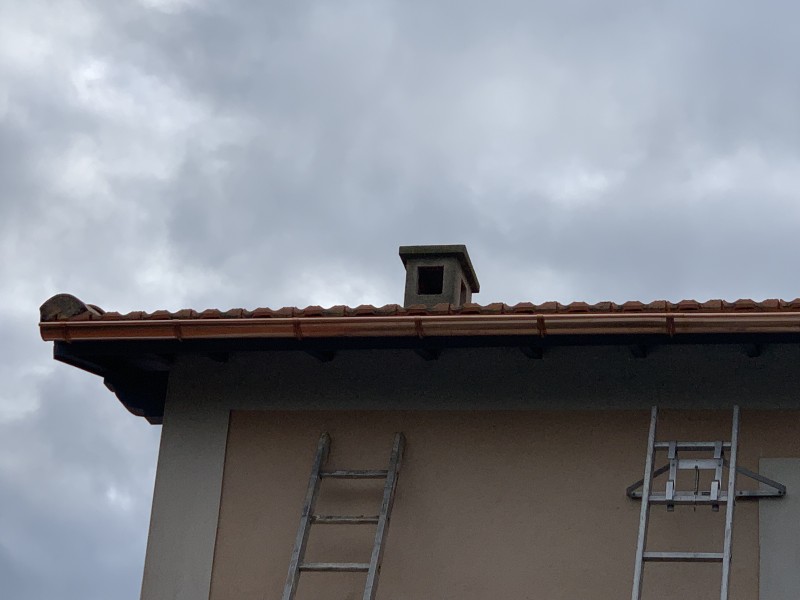 Pose de gouttière en cuivre sur toiture tuile Romane à la Seyne sur Mer 83500