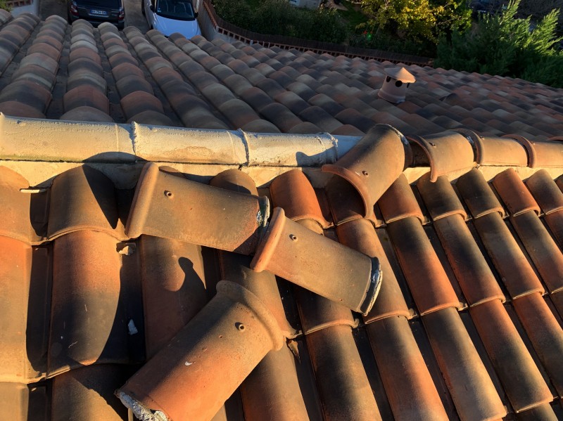 Couvreur pour mise en sécurité de
toiture tuile Abeille suite à intempéries de vent à la Ciotat 13600