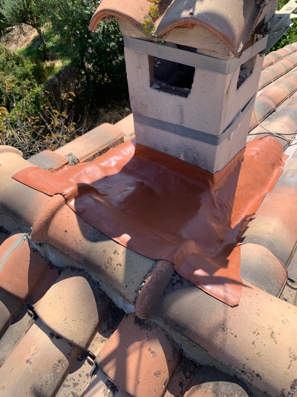 Changement de solin d’étanchéité plomb sur toiture tuile à Marseille