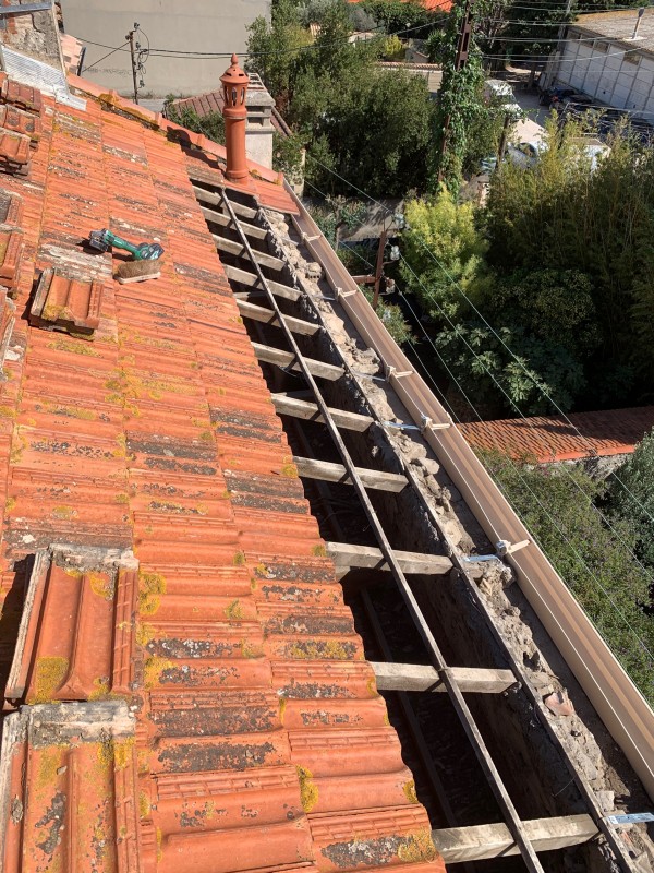 remplacement de gouttière zingue sur corniche par une gouttière PVC ovation de chez Nicole à la Seyne-sur-Mer