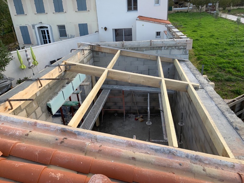 Pose de charpente bois fixer sur sabot et scellement dans les murs à la Seyne-sur-Mer dans le Var en région PACA