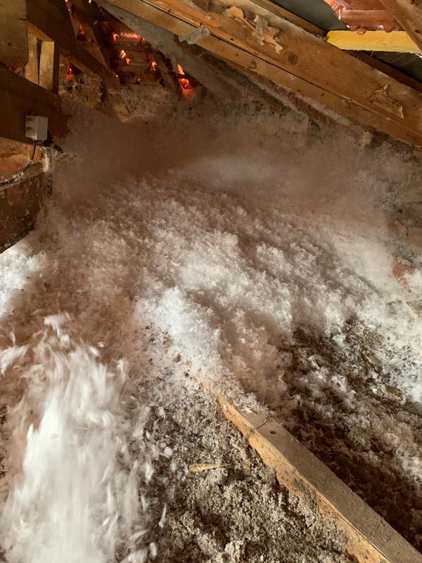 Isolation de vos combles perdus par le soufflage D’une laine de verre minéral URSA pul’r 47 pour l’amélioration et le confort thermique à Bandol dans le Var en région PACA