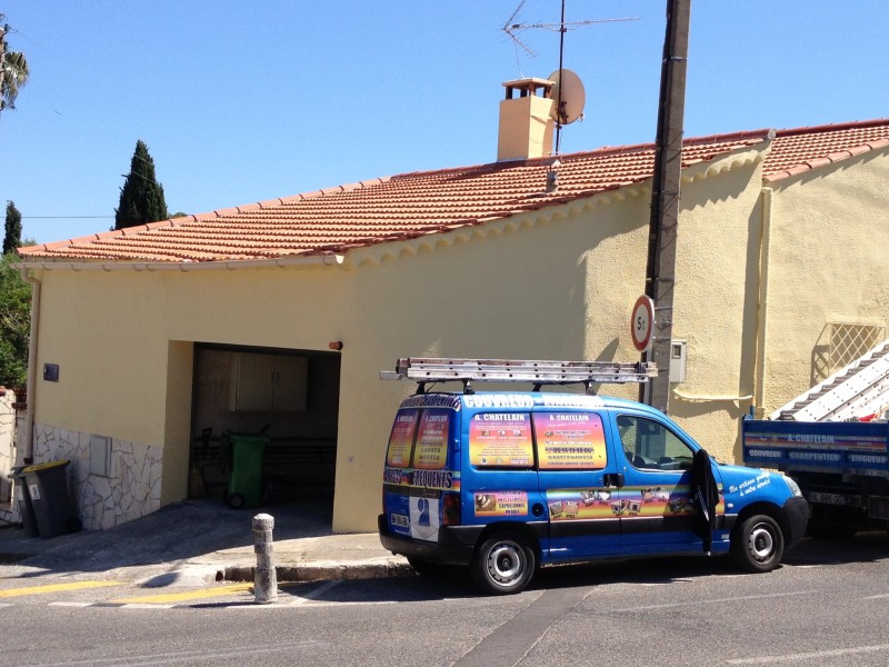 Peinture de façade avec reprise de l’enduit du crépi sur un ravalement à six fours les plages dans le Var