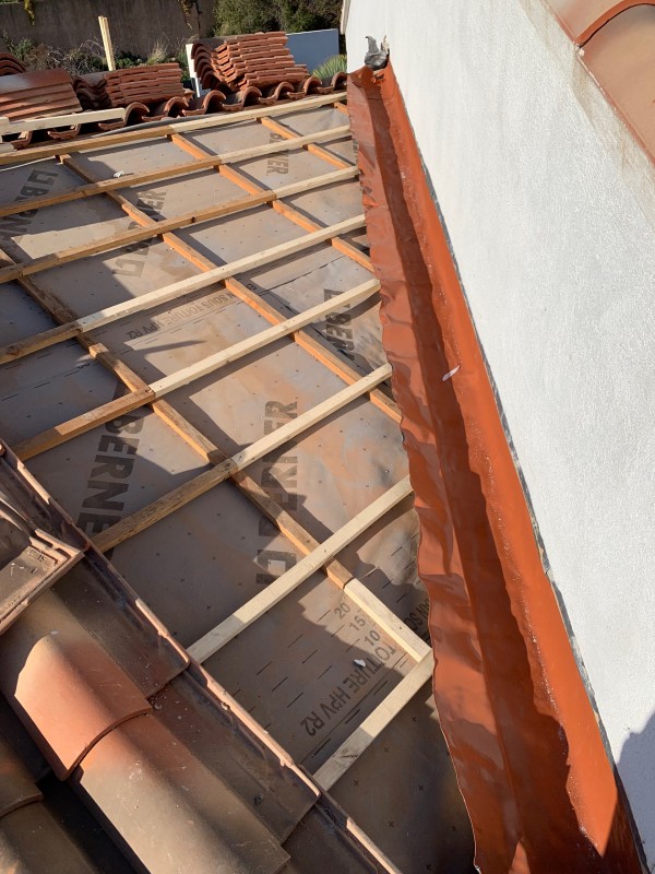 réfections de noue en zinc par des noue en Wakaflex Sur une toiture tuile plein sud à Saint-Cyr-sur-Mer dans le Var