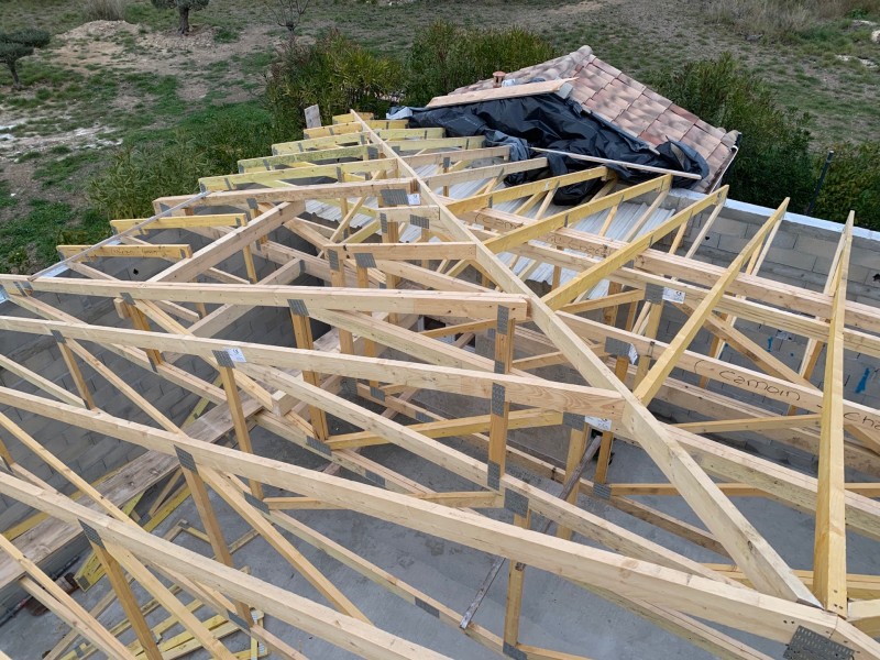 Pose d’une charpente en fermette 4 pans sur une maison de plein pied à la Cadiere d’azur dans le Var par Chatelain charpentier couvreur